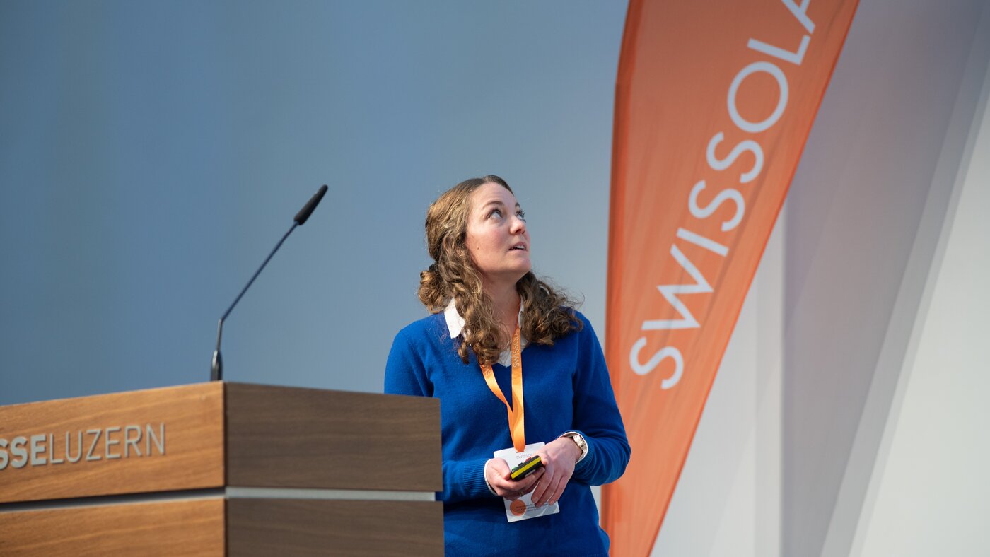 Referentin auf der Bühne | © Swissolar / Céline Farias