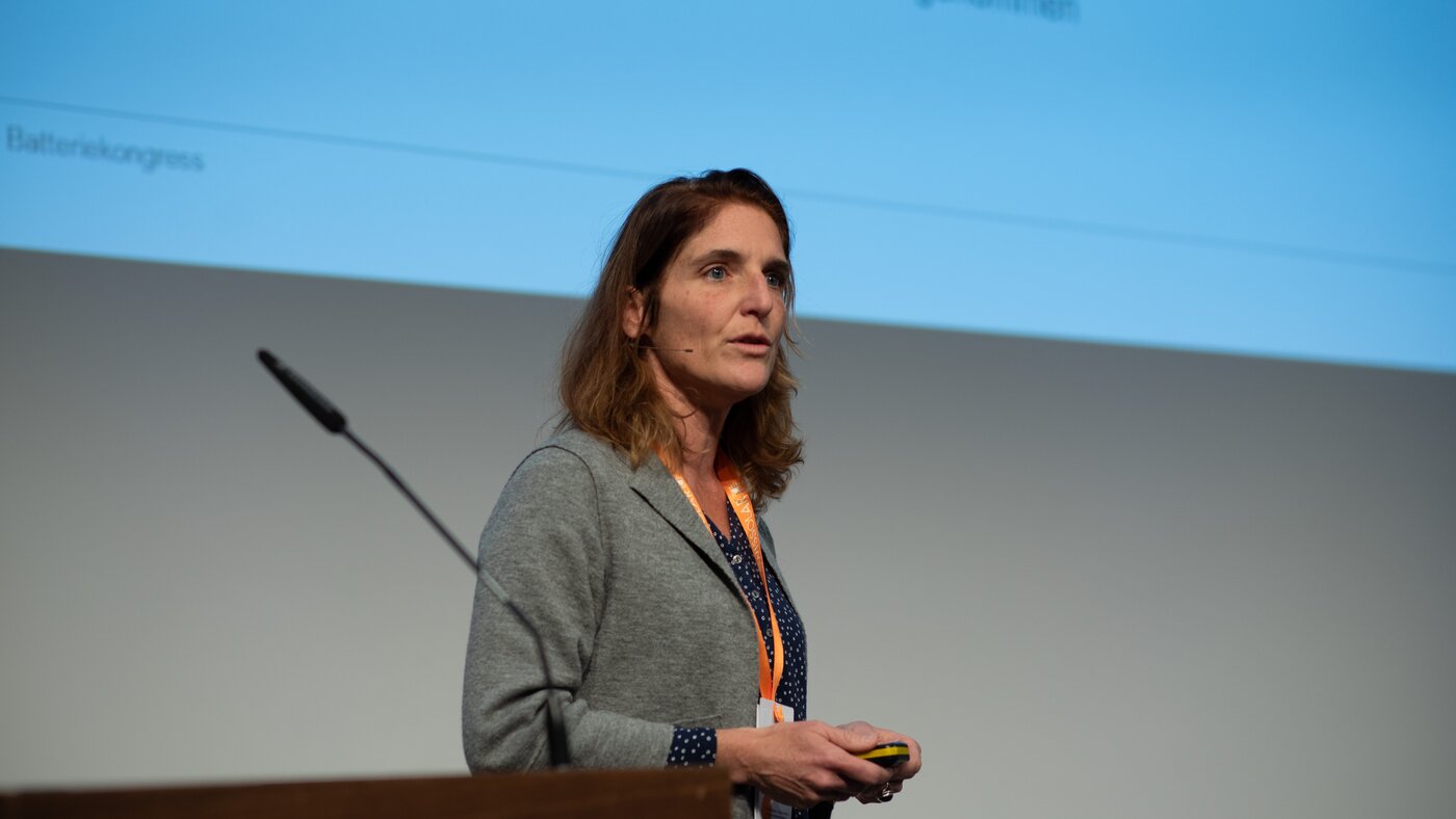 Referentin auf der Bühne | © Swissolar / Céline Farias