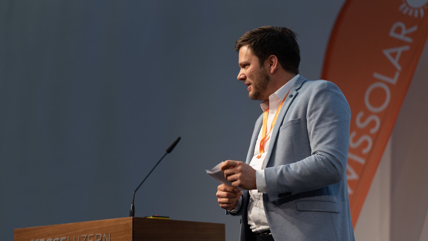 Swissolar Event Referent mit grauem Jacket | © Swissolar / Céline Farias