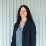 Frau mit schwarzem Jacket und gemusterter Bluse vor grauen Hintergrund | © Swissolar