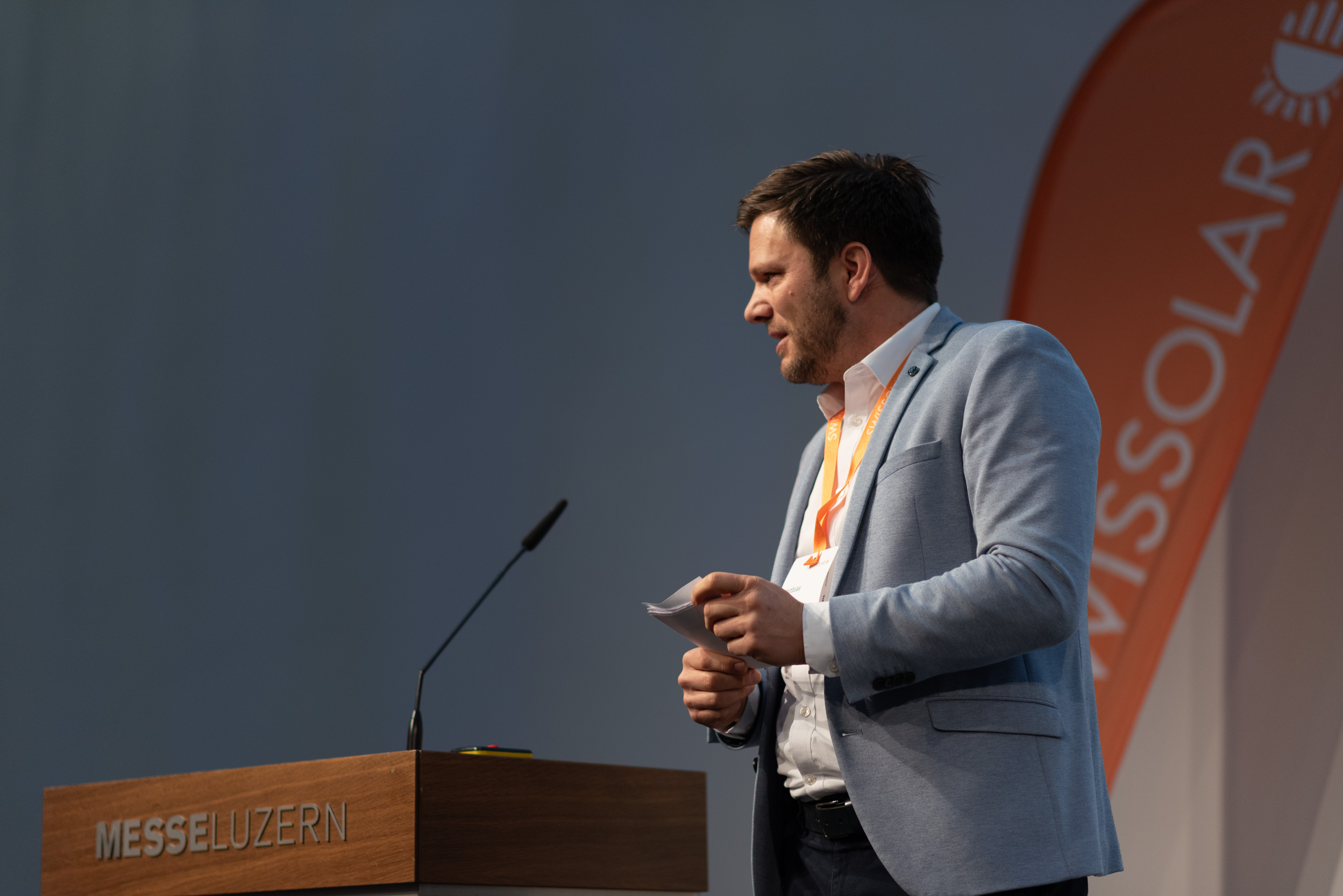 Swissolar Event Referent mit grauem Jacket | © Swissolar / Céline Farias