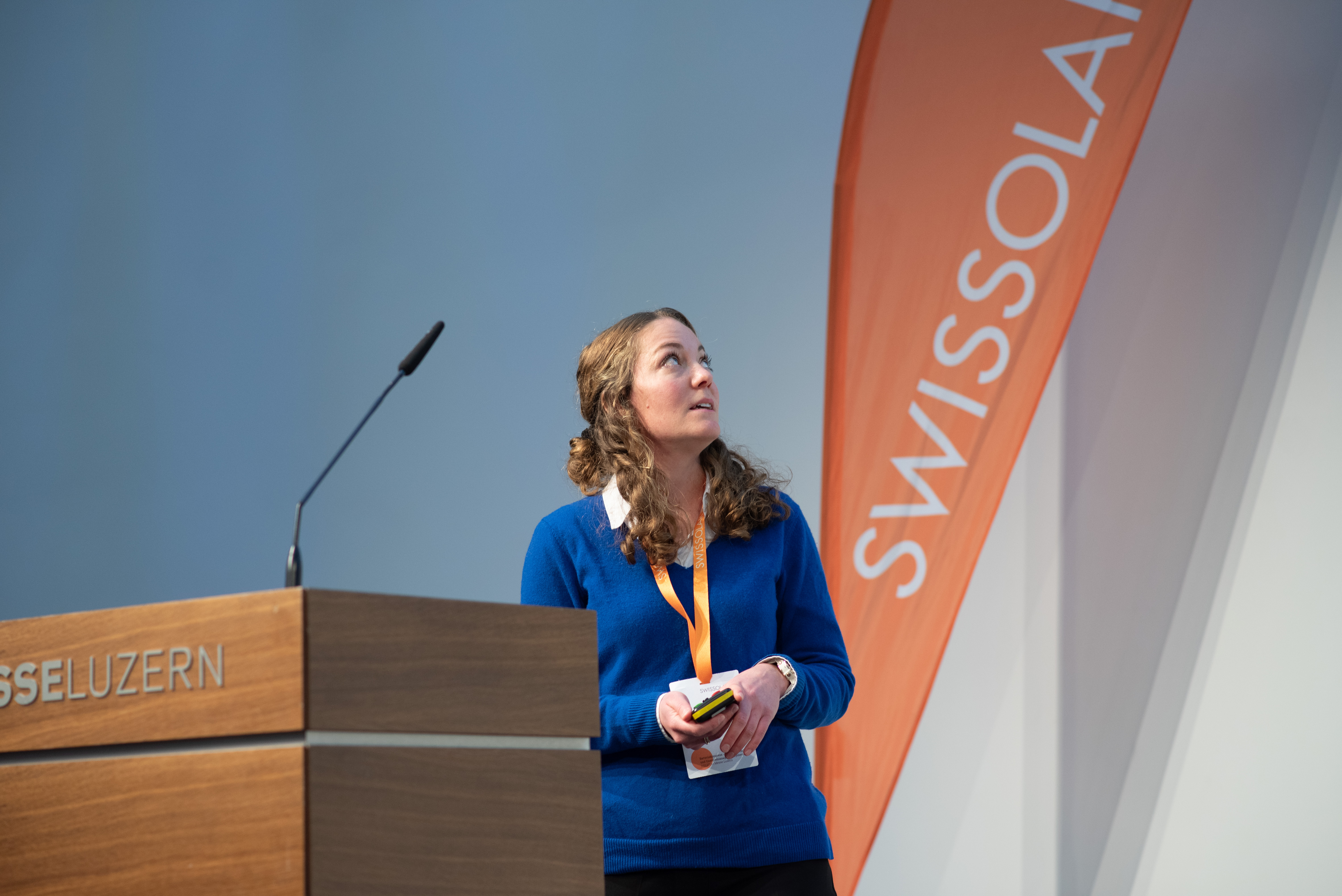 Referentin auf der Bühne | © Swissolar / Céline Farias