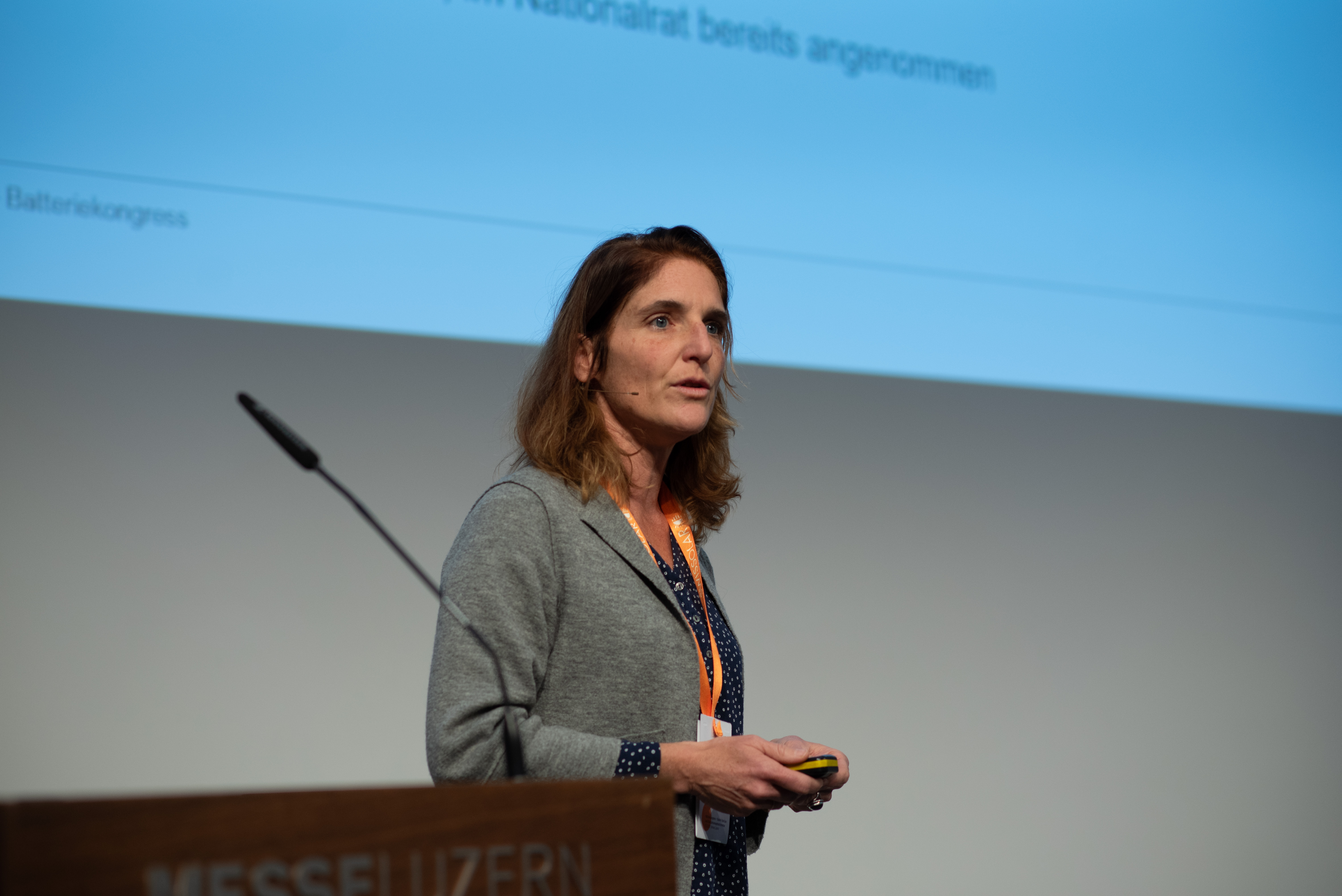 Referentin auf der Bühne | © Swissolar / Céline Farias