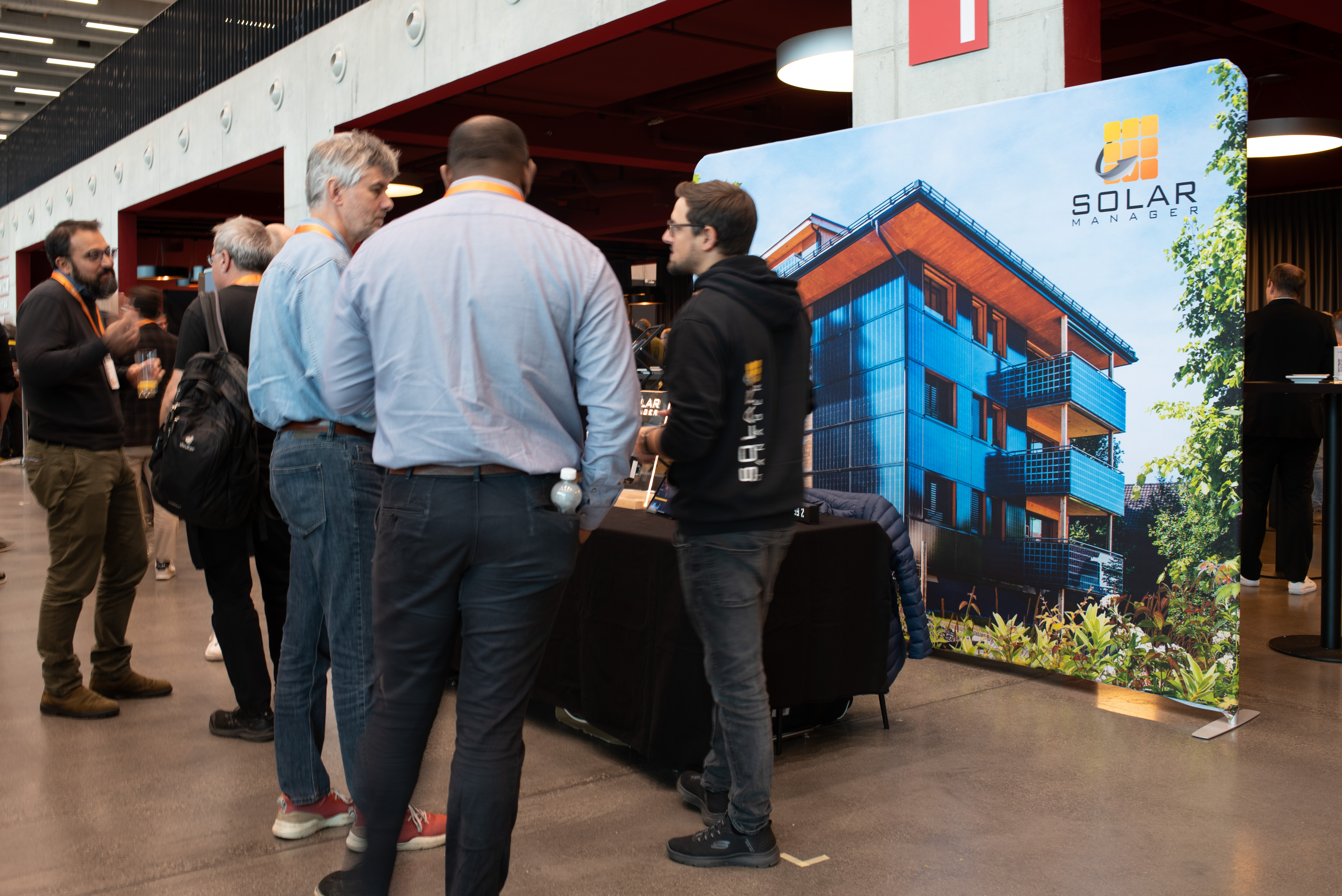 Swissolar Event Ausstellung mit Besuchern | © Swissolar / Céline Farias