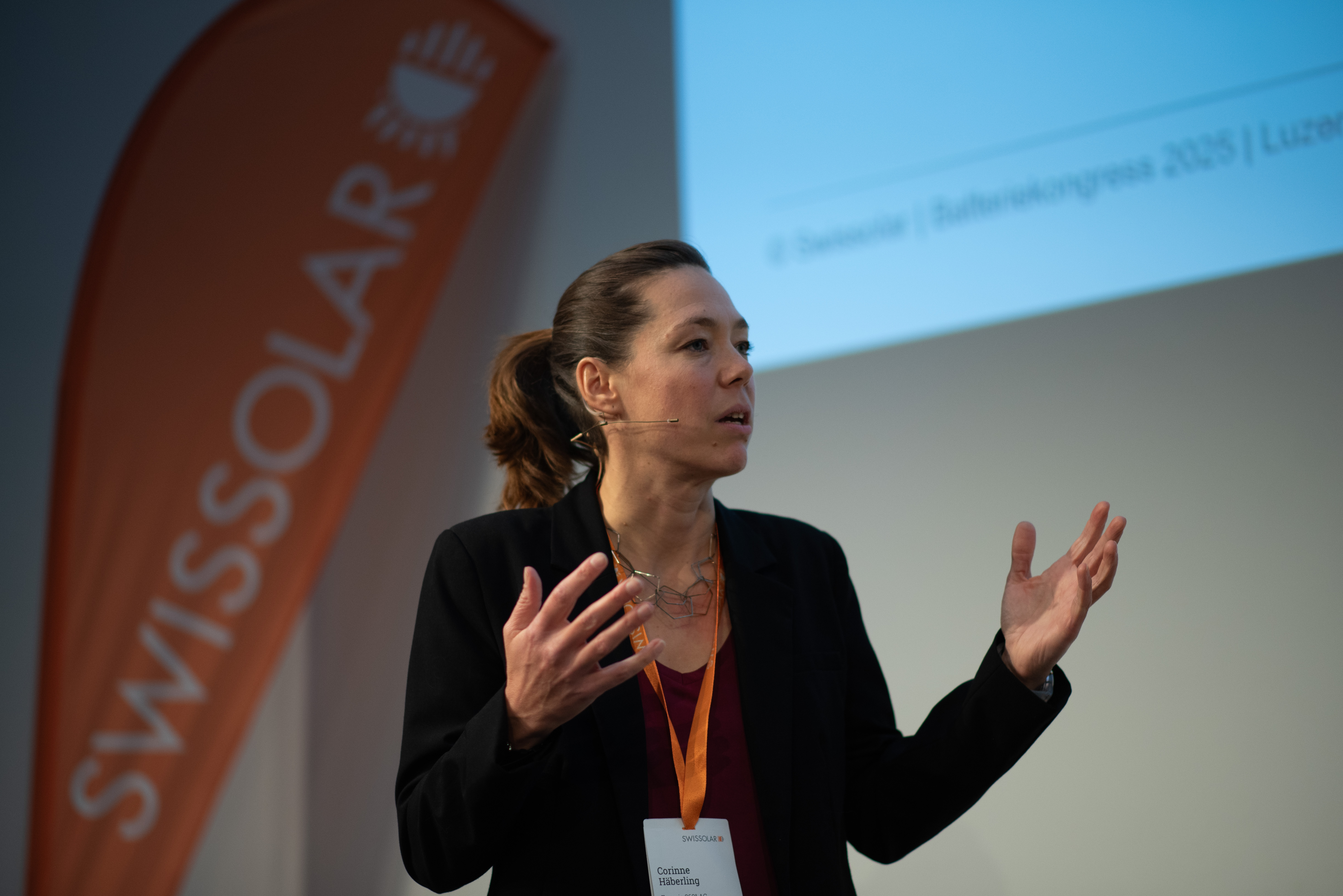Referentin auf der Bühne | © Swissolar / Céline Farias