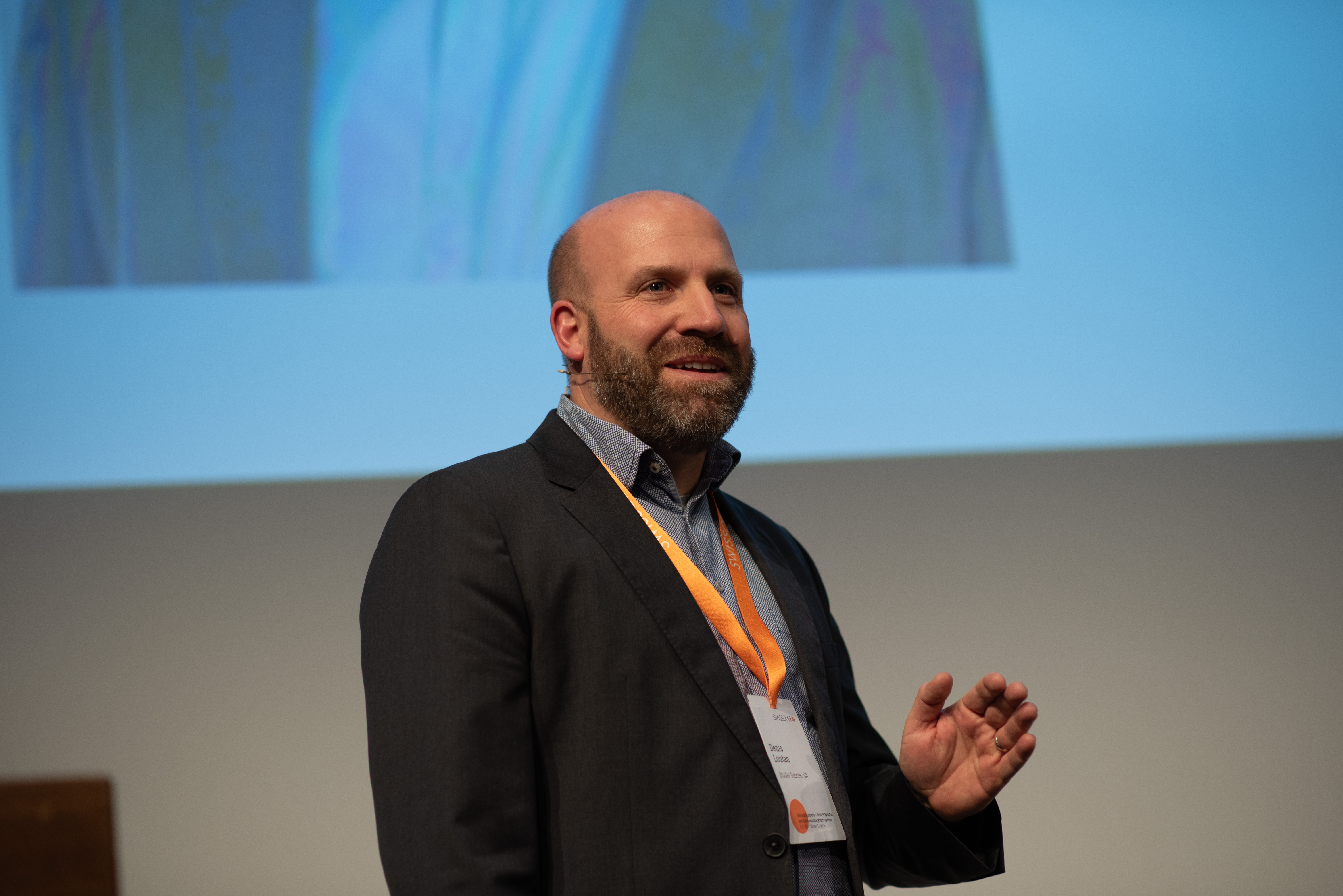 Swissolar Event Referent in schwarzem Jacket | © Swissolar / Céline Farias