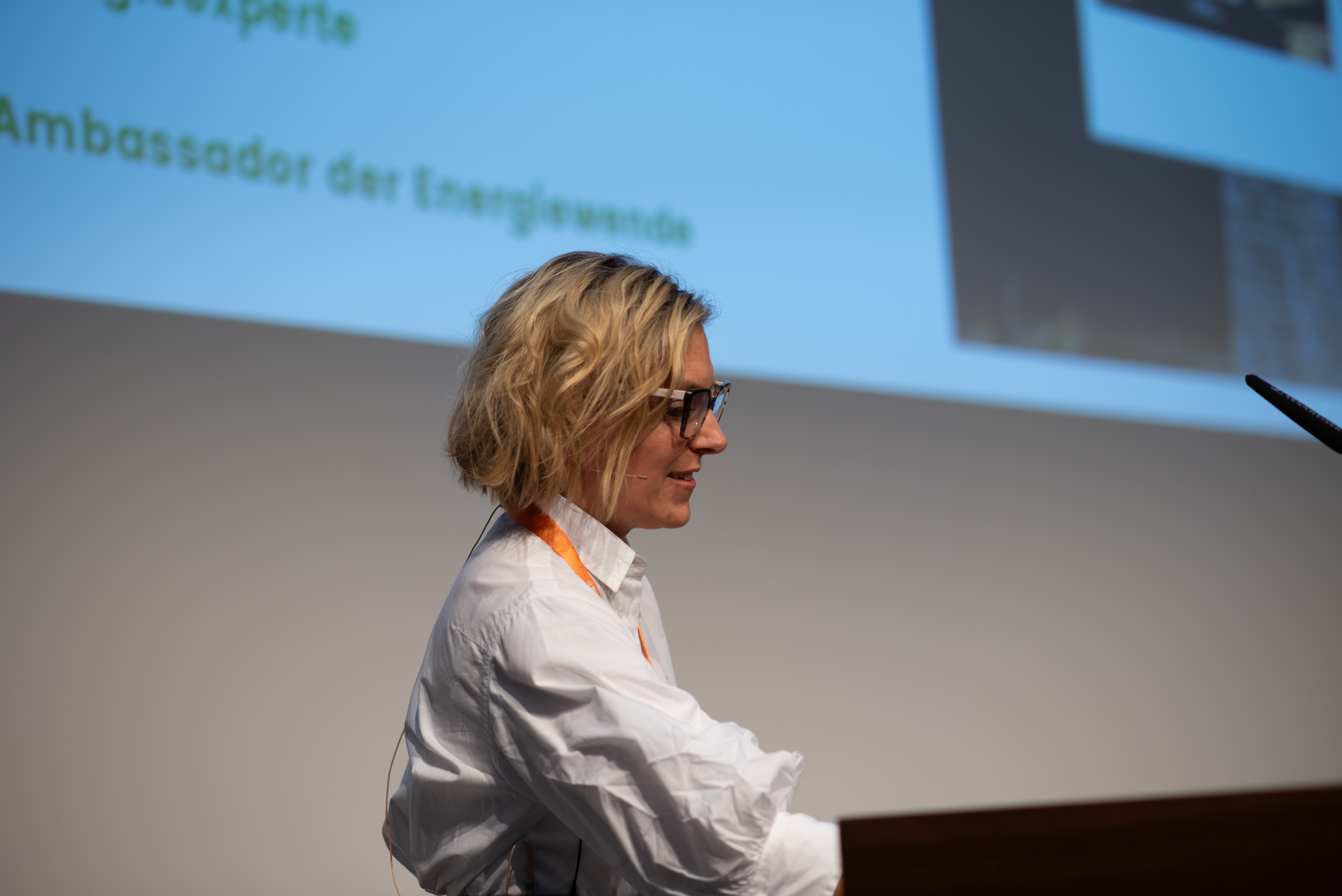Referentin auf der Bühne | © Swissolar / Céline Farias